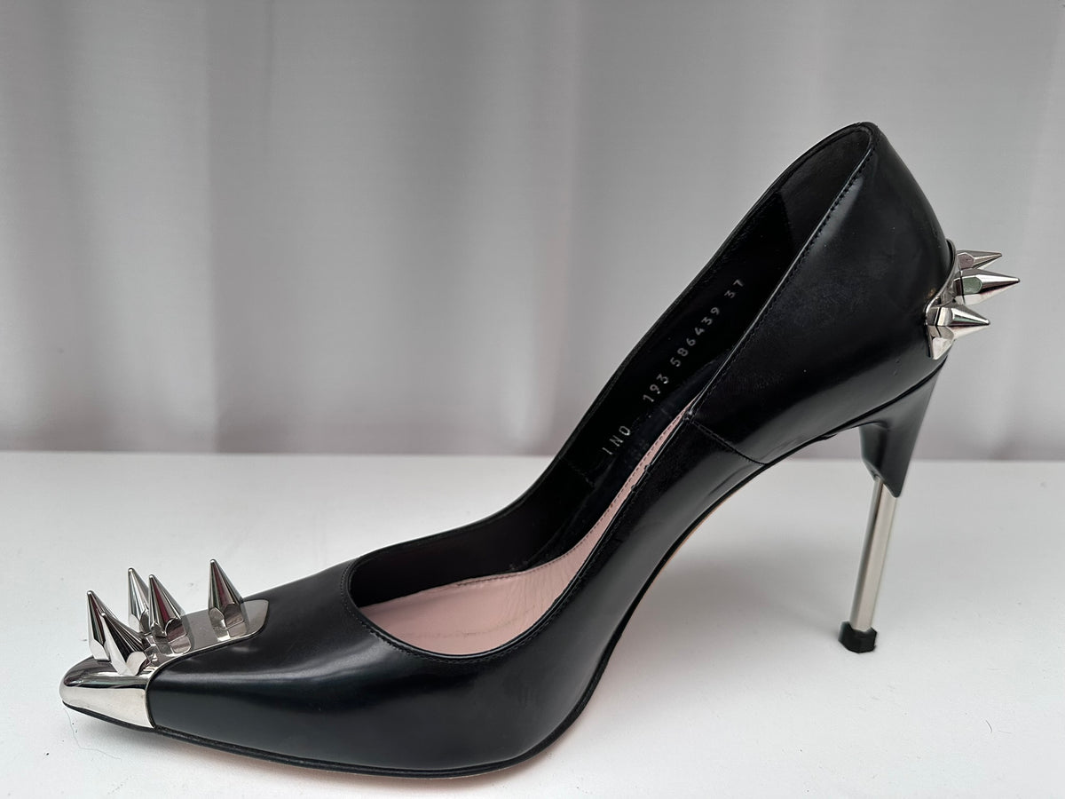 Alexander McQueen chic black spike heels 37 C box