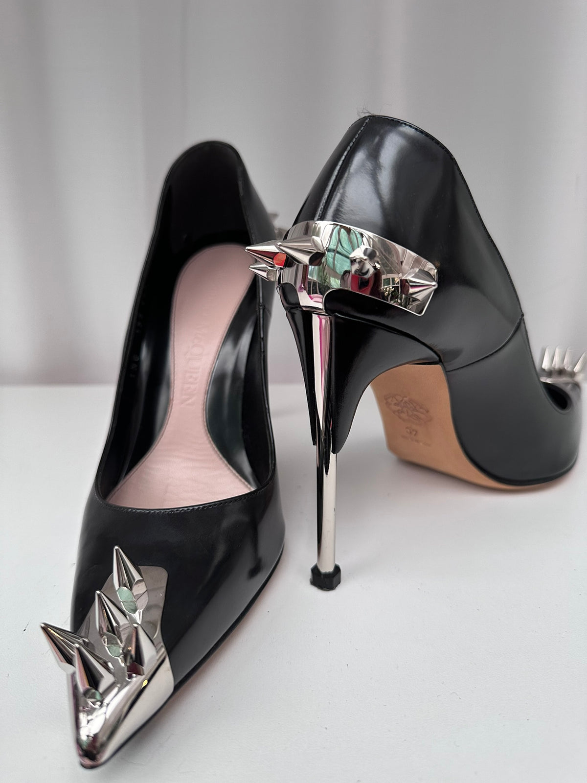 Alexander McQueen chic black spike heels 37 C box