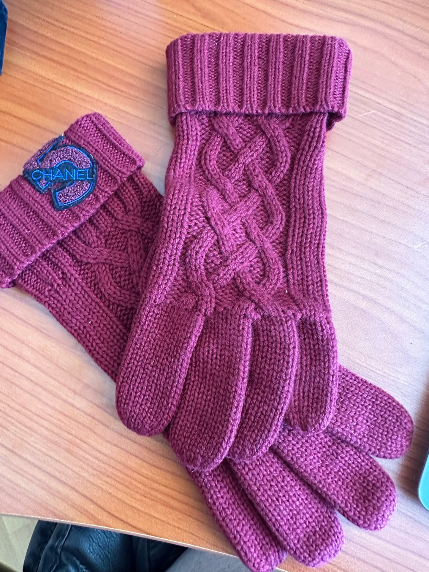 chanel burgundy vintage cashmere gloves excellent