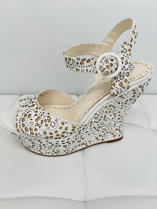 Alice and Olivia Jana cream lace leather wedge 37.5 New in Box